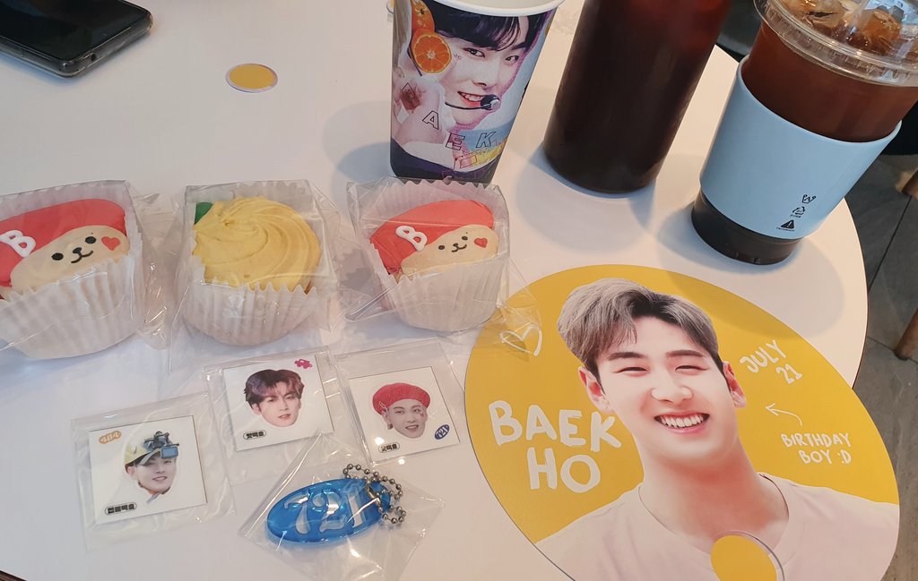 skyho_0721's tweet photo. 반딧꼬미 마카롱이랑 키링 성공해서 나를 행복하게 해준 카페 이브닝블루
이벤트 감사해요 
#HAPPY_SUMMER_BOY
#동호와_해피_FLEX 
@feelme721 https://t.co/wrl86rYyjH