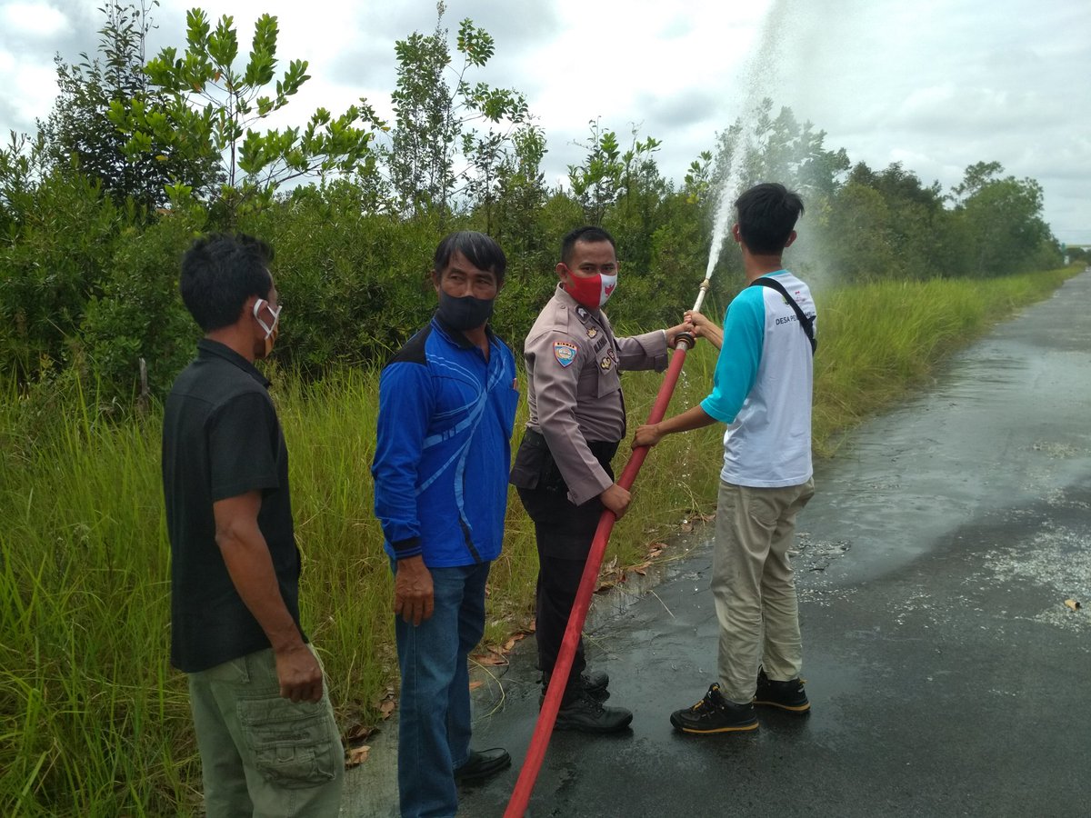 21Anggam's tweet photo. Pokmas Peduli Api mengikuti simulasi penggunaan alat Fuboru untuk pemadaman api dalam rangka pencegahan dan penanganan karhutla di wilayah Kec. Kahayan Tengah, Kabupaten Pulang Pisau Provinsi Kalimantan Tengah.
#LanjutkanRestorasiGambut https://t.co/3MC1WeivEO