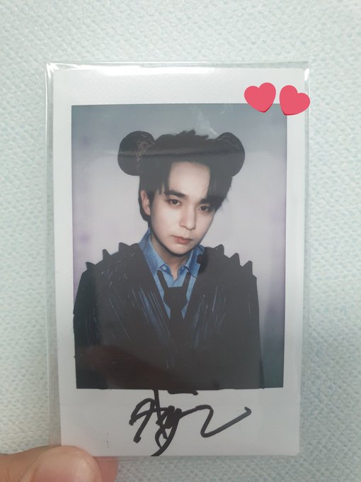 Hajin's signed Polaroid (cr to  @_hongx4 nim)  https://twitter.com/_hongx4/status/1285056560054464512