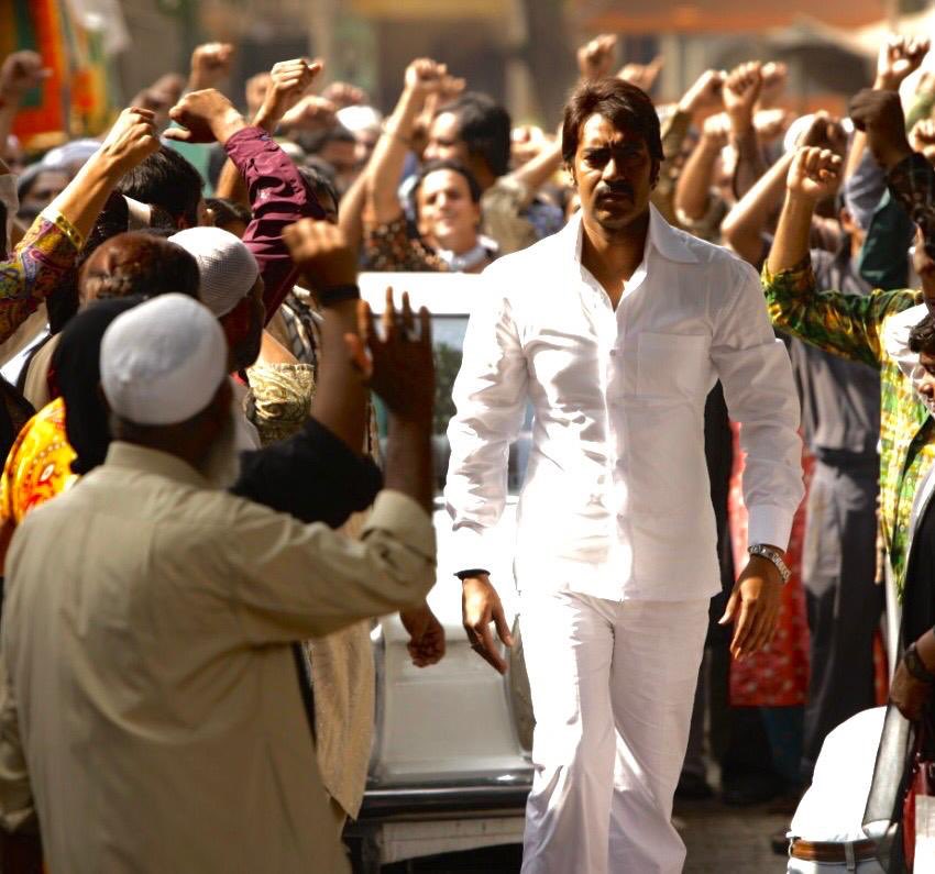 milanluthria's tweet photo. #OUATIMTrivia 37 suits were made for @ajaydevgn using reference of Amitabh Bachchan from Deewar. After grumbling &amp; trying them all, we decided to have him wear only white. All the clothes made for him were altered for other actors in the film. #9DaysToGo #OnceUponATimeInMumbai https://t.co/RDm8OWDRzu