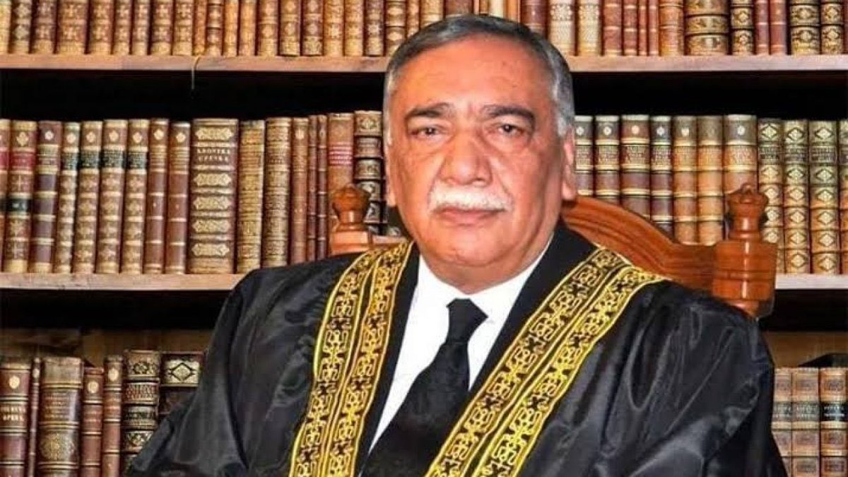 ilatif's tweet photo. #Justice_Baqar slaps #Justice_Asif_Khosa ‘The Godfather quote ‘Behind every great fortune there is a crime’ #Honore_de_Balzac by countering ‘behind #Disastrous_governance lies incompetence of #small_minds who achieve nothing’ directed to@ImranKhanPTI @UsmanAKBuzdar #Liberty_Mills https://t.co/OnFdWT3ejN