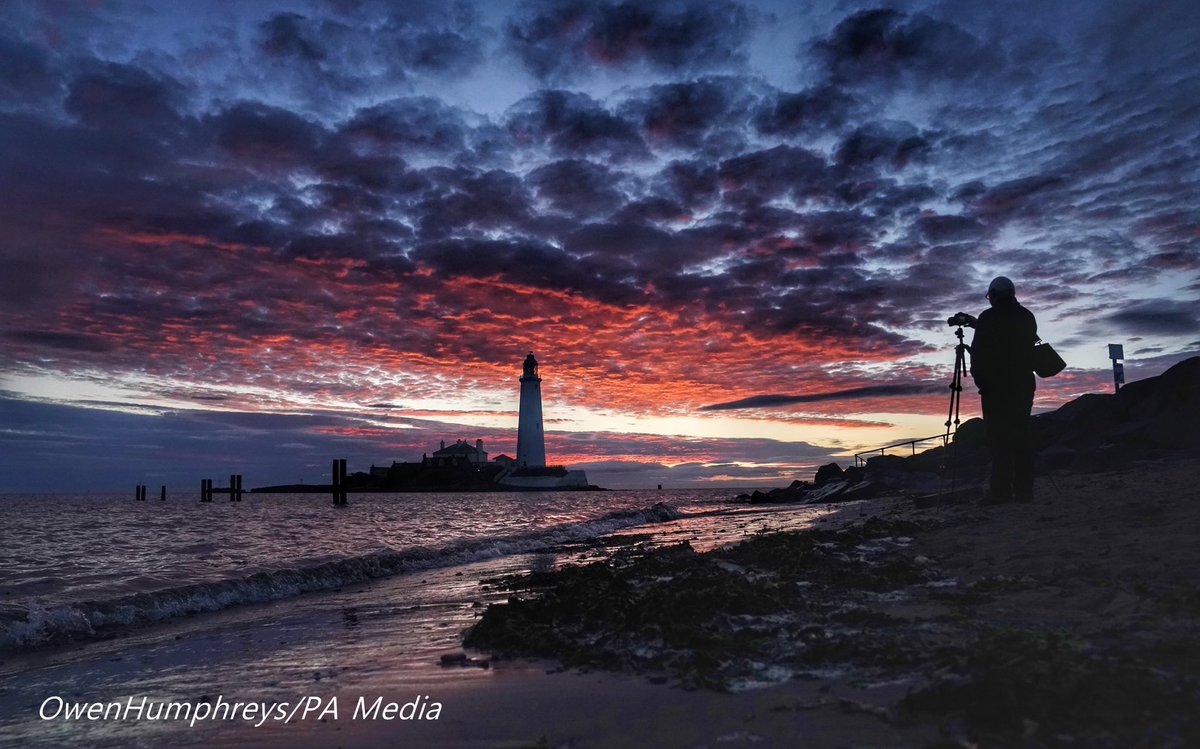 owenhumphreys1's tweet photo. I wasn’t the only photographer out at silly o’clock to capture this colourful sky at St Mary’s Lighthouse in Whitley Bay #weather @StormHour @PAImages @SonyUK @EarthandClouds https://t.co/EC8NNmBnIy