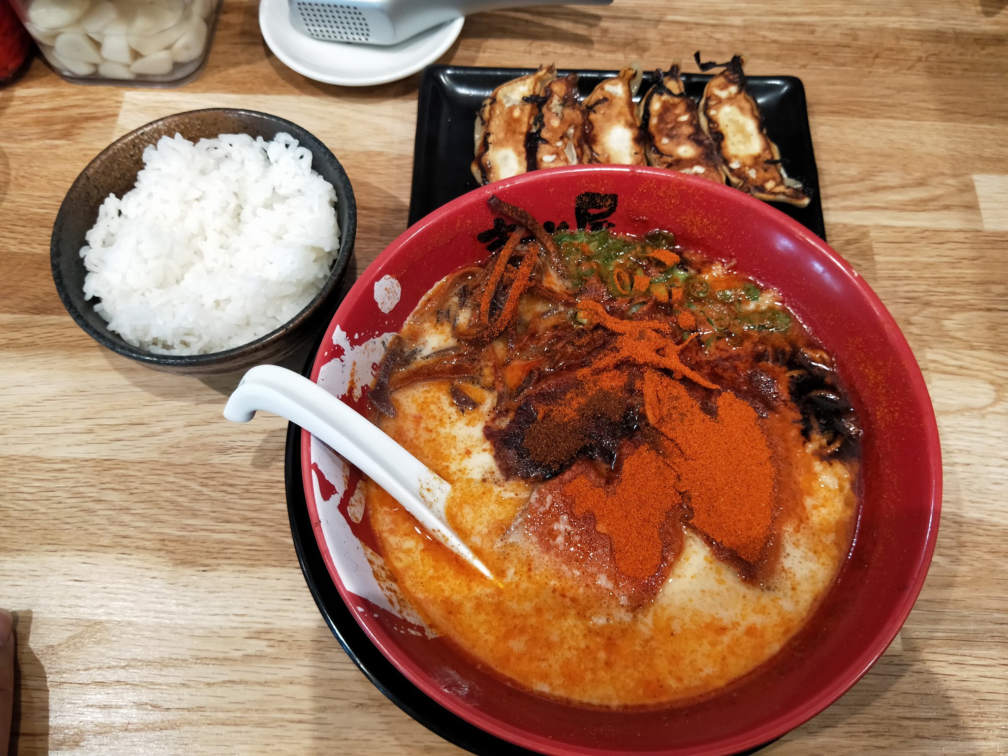 奈良空港 Nara Airport ラーメンまこと屋 イオンモール橿原の近くにあります 赤辛牛じゃん 激辛 850円 ランチ餃子定食 230円 共に税抜 込で1 1円 激辛辛い かなり痛い スープがあまり飲めなかった 替玉しようかと思いましたが 辛かったので