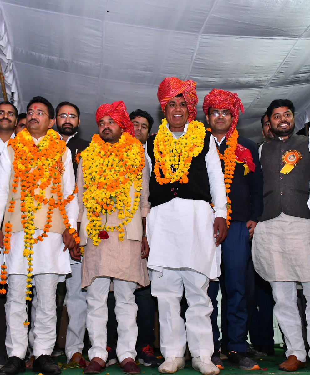 युद्ध ना जीता जाएगा "साहब" 
'इन' जंग लगी तलवारों से।
कब तक रहेगो मुंह छिपाए 
हक मारकर हकदारों से।
#जय_रेसला
#जय_रेसला
#जय_रेसला
#जय_रेसला
<a href="/GovindDotasra/">Govind Singh Dotasra</a> <a href="/ashokgehlot5/">Ashok gehlot</a>  <a href="/DrPankajOswal/">𝗗𝗿. 𝗣𝗮𝗻𝗸𝗮𝗷 𝗢𝘀𝘄𝗮𝗹 ✤रेसा-वीपी✤</a> <a href="/Resla_Jaipur/">Resla Jaipur</a> 
<a href="/MohanSihag24/">Mohan sihag</a> 
@SumerKhatana8