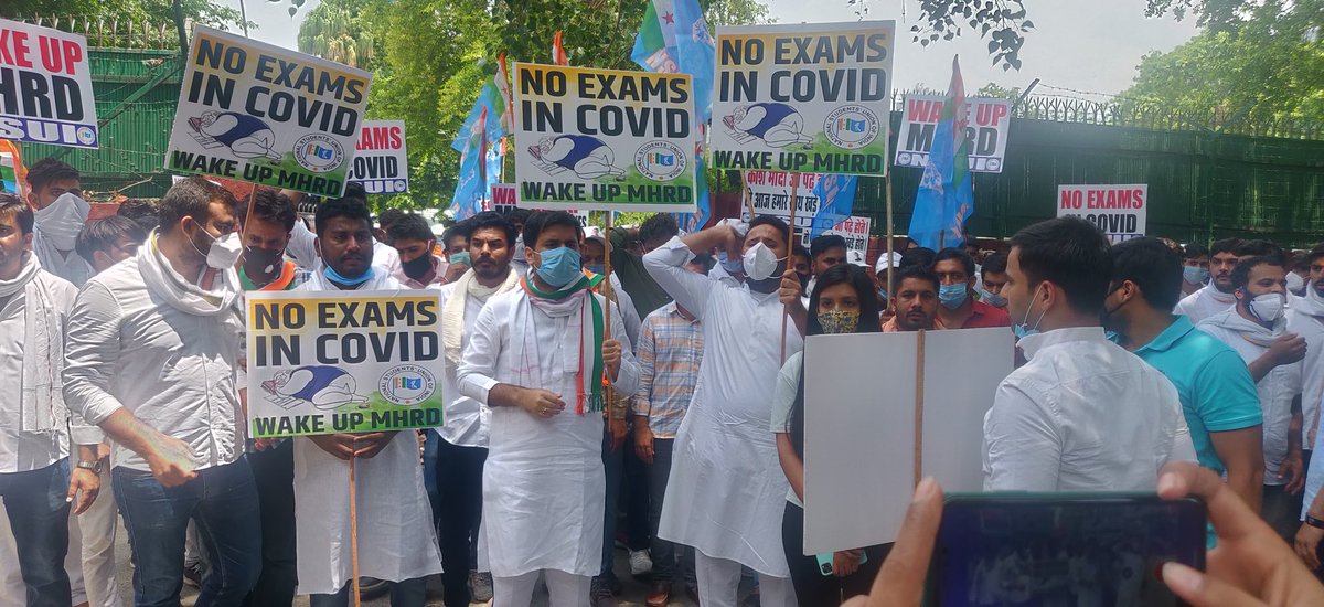 DivyanshuB_raja's tweet photo. MHRD दफ्तर के बाहर NSUI ने भरी हुंकार 

राष्ट्रीय अध्यक्ष @Neerajkundan जी के नेतृत्व में सैंकड़ों साथियों ने , कोरोना आपातकाल में विद्यार्थियों को बिना परीक्षा पास करवाने के लिए @HRDMinistry  के गेट पर करा जोरदार प्रदर्शन , कई साथियों को पुलिस हिरासत में लिया गया
#WakeUpMHRD https://t.co/BO8IO9BEOr