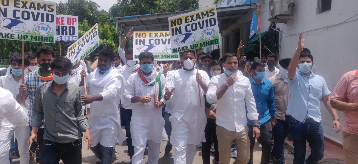 DivyanshuB_raja's tweet photo. MHRD दफ्तर के बाहर NSUI ने भरी हुंकार 

राष्ट्रीय अध्यक्ष @Neerajkundan जी के नेतृत्व में सैंकड़ों साथियों ने , कोरोना आपातकाल में विद्यार्थियों को बिना परीक्षा पास करवाने के लिए @HRDMinistry  के गेट पर करा जोरदार प्रदर्शन , कई साथियों को पुलिस हिरासत में लिया गया
#WakeUpMHRD https://t.co/BO8IO9BEOr
