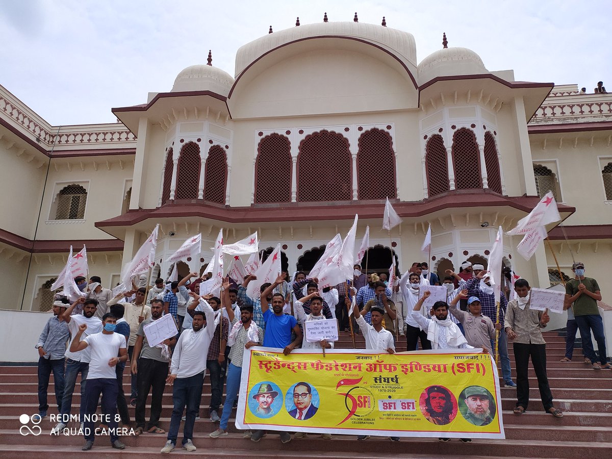 ishekharsaran's tweet photo. @SFI_CEC जिला कमेठी सीकर के नेतृत्व में UGC की नयी गाईडलाइन के विरोध में प्रदर्शन कर फाईनल years के छात्रो को स्थायी प्रमोट करने की मांग को लेकर परीक्षा प्रभारी को @HRDMinistry  के नाम ज्ञापन सौंपा ॥ 
@SubhashJakhar_ @SubhashJakhar_ @Dilkhush_Meena_ @MukeshSfi 
@opdudi https://t.co/Qro9d8tCjF
