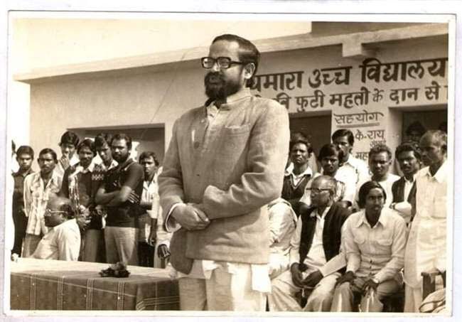 Ravijharkhandi's tweet photo. कामरेड अरुण कुमार राय उर्फ ए के राय की आज पहली पुण्यतिथि है। तीन बार के सांसद और तीन बार विधायक रहे कामरेड राय का जब साल 2019 में देहांत हुआ, तो उन्होंने अपने पीछे कोई संपत्ति नहीं छोड़ी थी। वे पेंशन नहीं लेते थे। उनका बैंक खाता भी नहीं था। न गाड़ी थी और न घर। #AKRoy #Dhanbad 1/2 https://t.co/oSSBgErJaC