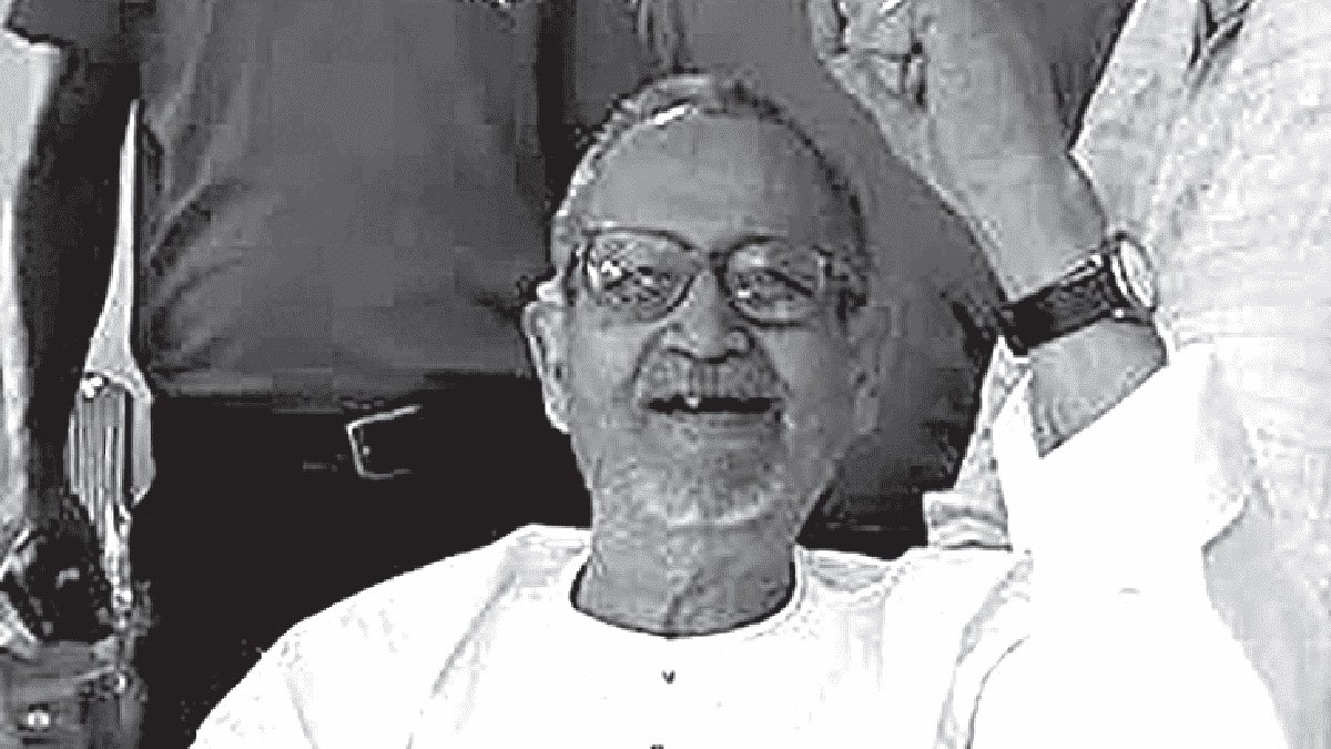 Ravijharkhandi's tweet photo. कामरेड ए के राय ने शादी नहीं की थी। वे धनबाद में अपने एक समर्थक के दो कमरों के मकान के एक हिस्से में रहते थे। उन्होंने कभी जूता नहीं पहना। जीवन भर मजदूरों व वंचितों की लड़ाई लड़ते रहे। उनके पास बाडीगार्ड नहीं था, लेकिन कोयलांचल के बड़े से बड़े माफिया उनसे डरते थे। #AKRoy #Dhanbad https://t.co/VjKUE7802v