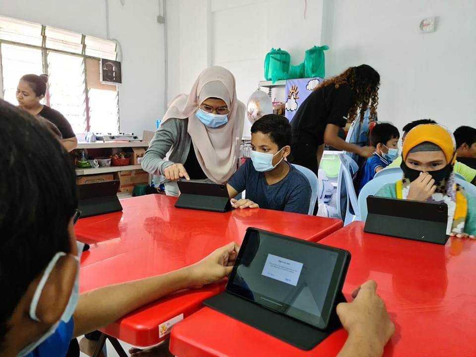 ytlfoundation's tweet photo. We are excited that classes have started at the PPR Desa Mentari PJ! 

@deloittemalaysia collaborated with YTL Foundation to give tablets with FREE @Yes4G internet data to enable children from B40 families to study online.

#BuildingTheRightThing
#LearnFromHome https://t.co/HnvyaORJZD