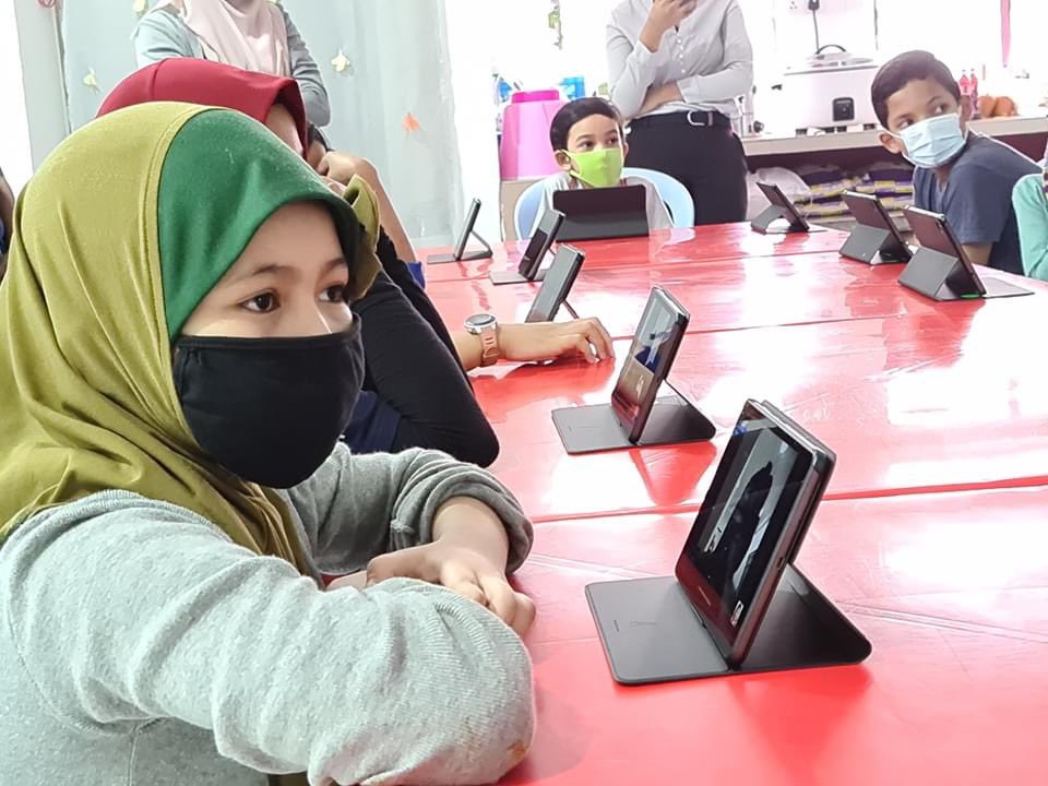 ytlfoundation's tweet photo. We are excited that classes have started at the PPR Desa Mentari PJ! 

@deloittemalaysia collaborated with YTL Foundation to give tablets with FREE @Yes4G internet data to enable children from B40 families to study online.

#BuildingTheRightThing
#LearnFromHome https://t.co/HnvyaORJZD