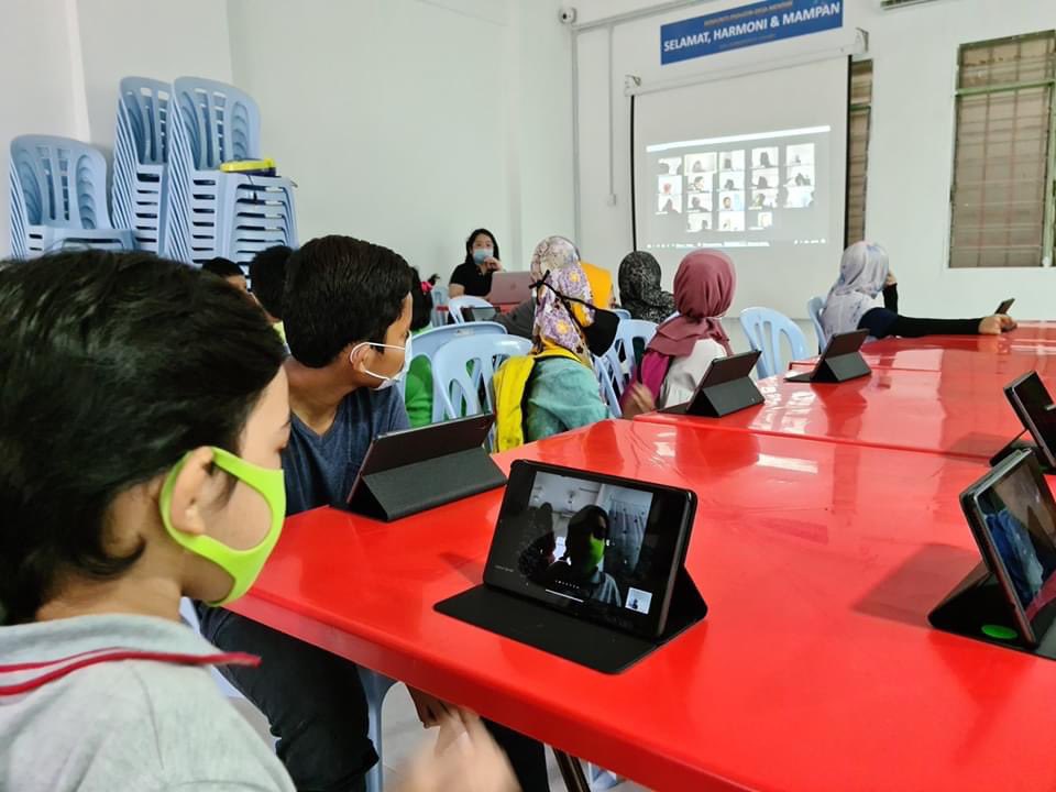 ytlfoundation's tweet photo. We are excited that classes have started at the PPR Desa Mentari PJ! 

@deloittemalaysia collaborated with YTL Foundation to give tablets with FREE @Yes4G internet data to enable children from B40 families to study online.

#BuildingTheRightThing
#LearnFromHome https://t.co/HnvyaORJZD