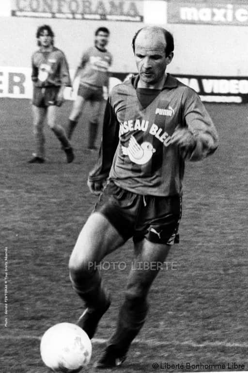 ChaX1910's tweet photo. Quand #GuyStephan et le @SMCaen faisaient DÉJÀ la promo de #Twitter en 85-86 !

Les Normands, toujours en avance sur leur temps. https://t.co/m17roz2Nzb