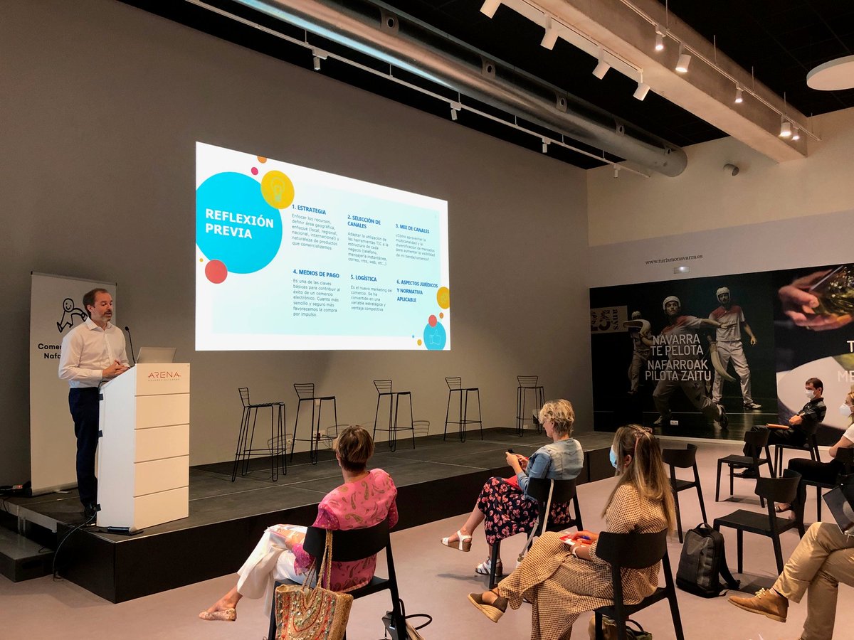 Atana_TIC's tweet image. Iñaki Pinillos, Director Gerente de @NASERTIC presenta la Guía Rápida para la #TransformaciónDigital del comercio, hablando de los casos de éxito de empresas que ya han dado el paso.

@irisdihnavarra @gob_na