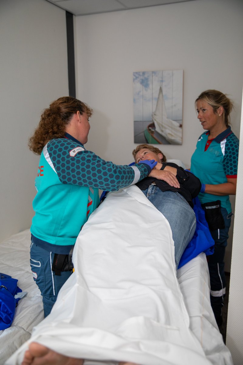 UMCG_Ambulance's tweet photo. Vacature: Zorgambulancechauffeur (regio Drenthe)

Ben jij een tactvolle teamplayer met een hulpverlenende instelling en heb je affiniteit met de zorg én voertuigtechniek?

Bekijk dan snel de vacature : https://t.co/8nNnkaytJu

#jijmaakthetverschil #dmvda #vacature https://t.co/ABa5ifymon