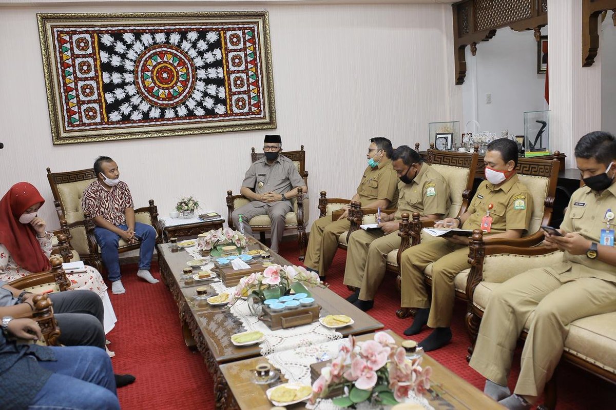 dispora_aceh2's tweet photo. Plt. Gubernur Aceh. Ir Nova Iriansyah, MT, menerima audiensi dengan Forum Pemuda Aceh Bersama Kepala Dispora Aceh, Dedy Yuswadi, AP, di rumah dinas Wakil Gubernur Aceh, Banda Aceh, Selasa 21/07/2020. #disporaaceh #dispora #aceh #acehteuga #acehjuara https://t.co/29s1tOYjYc