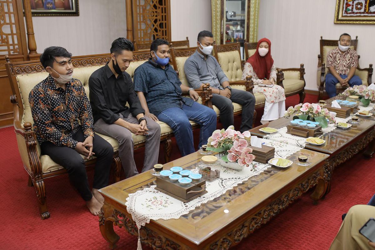 dispora_aceh2's tweet photo. Plt. Gubernur Aceh. Ir Nova Iriansyah, MT, menerima audiensi dengan Forum Pemuda Aceh Bersama Kepala Dispora Aceh, Dedy Yuswadi, AP, di rumah dinas Wakil Gubernur Aceh, Banda Aceh, Selasa 21/07/2020. #disporaaceh #dispora #aceh #acehteuga #acehjuara https://t.co/29s1tOYjYc
