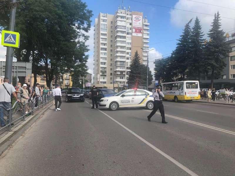 Hostage situation as armed man is threatening to blow up a bus in Lutsk. Shots fired, police on the scene  https://liveuamap.com/en/2020/21-july-hostage-situation-as-armed-man-is-threatening-to  #Ukraine