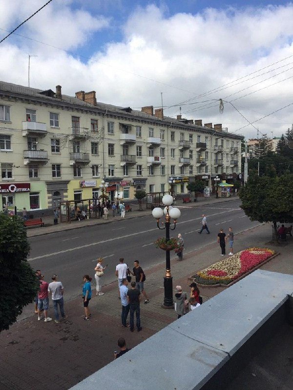 Hostage situation as armed man is threatening to blow up a bus in Lutsk. Shots fired, police on the scene  https://liveuamap.com/en/2020/21-july-hostage-situation-as-armed-man-is-threatening-to  #Ukraine