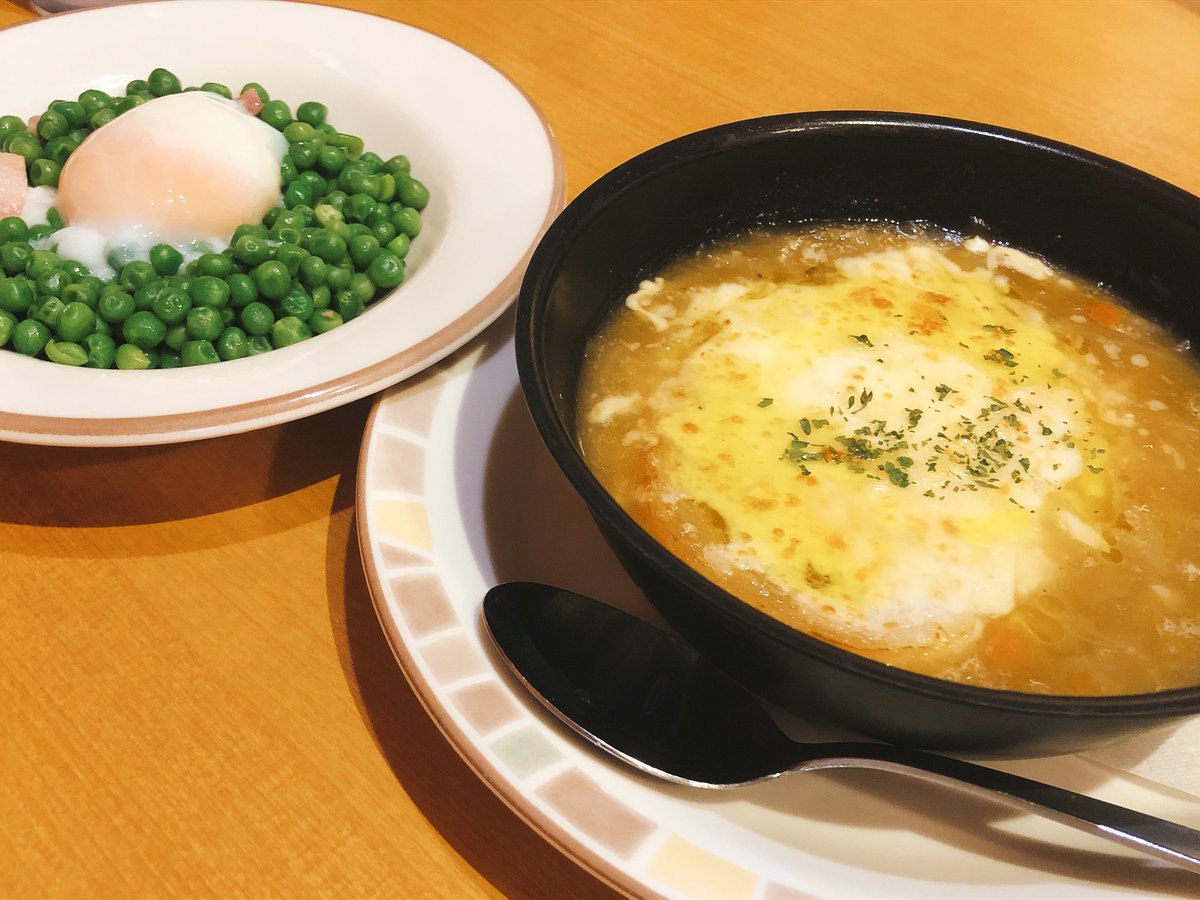 ねこここ たまねぎのズッパと 柔らか青豆の温サラダ たまねぎのズッパはとろとろのたまねぎ とろとろのパン そしてとろとろのチーズのマリアージュがたまらない 味がボケてると思いきや そこはオリーブオイルの香りが締めている 青豆は粉チーズを