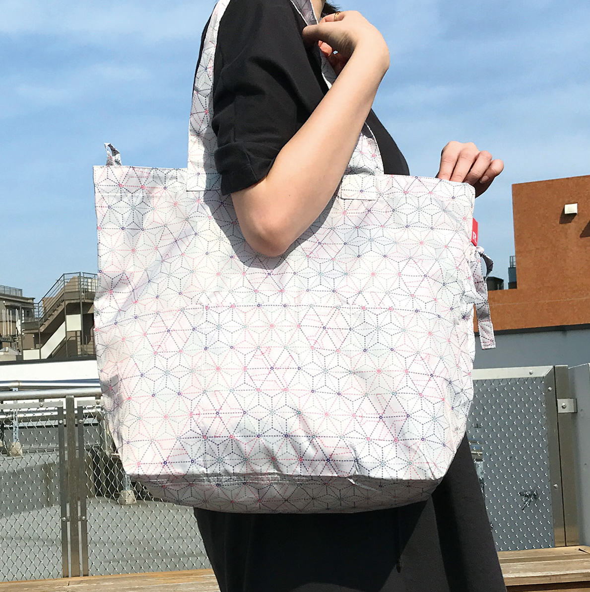 Rootote ルートート Twitterissa 成田空港 Rootote オリジナルエコバッグ かわいい 和 テイストの中にさりげなく飛行機を散りばめた成田空港オリジナルデザインの 成田空港 Rootote Flink が 7 1より空港内店舗のほかamazonで発売中 レジ袋をもらわない生活