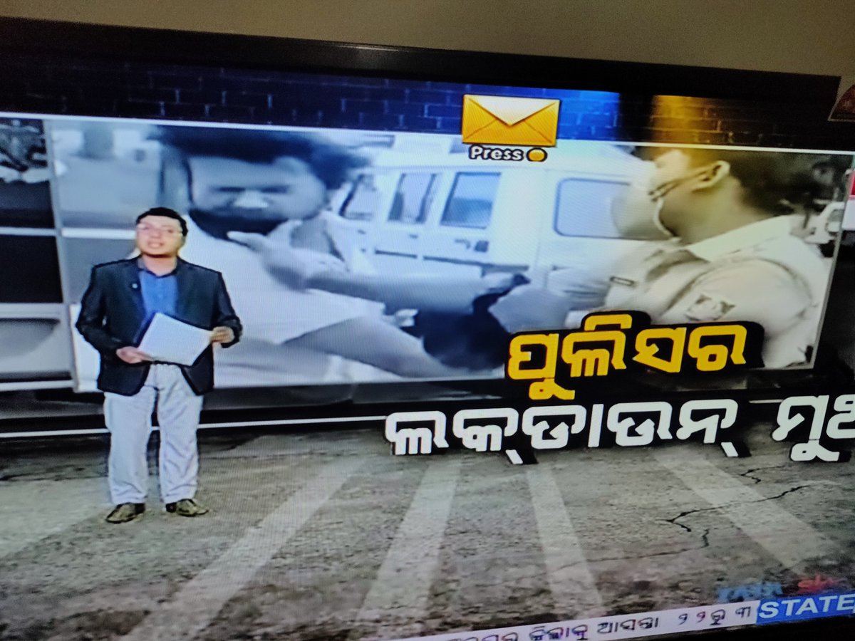 AnsumanSpace's tweet photo. What the hell going on and who give such rights to Police slap public. Such gundagiri of Odisha Police . So besically we are not safe now. I think 1st this type of police then corona. 
Chahe wo IPS ho ya Constable they must be Suspende and arrest
#Shame 
#OdishaPolice
#jharsuguda https://t.co/36rhg83yQ5