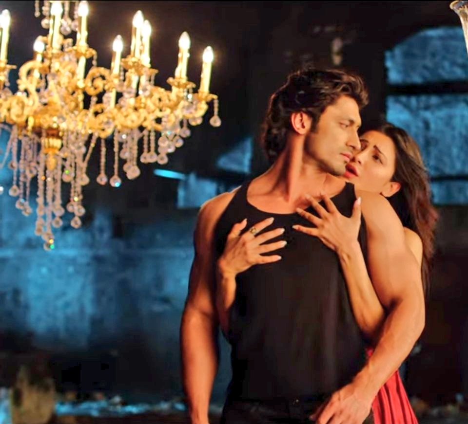 Bollylover7's tweet photo. #Bhedi song from #Yaara is #Passionate #Rommantic #Song 👍 Sung by #AnkitTiwari.👇
https://t.co/vlLrZBtyY8
One more melodies song is #HarDafaa sung by @singer_shaan . this two songs I liked from the album. 👍
@shrutihaasan & @VidyutJammwal
🔥
#YaaraonZEE5 30 July. @ZEE5Premium https://t.co/lJkw47YDOW