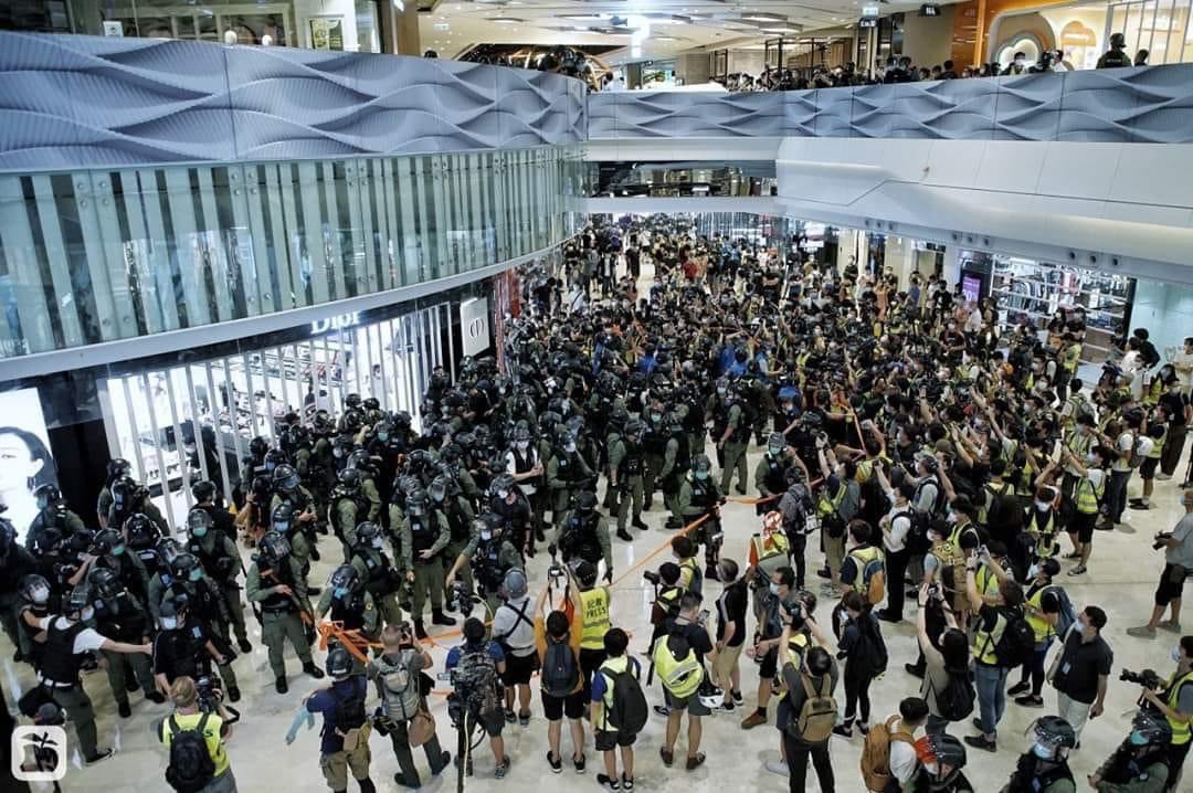 Save_HoNG_KoNGG's tweet photo. 2019.07.21

vs

2020.07.21

#HKPolice, WHERE ARE YOU LAST YEAR. 

#BoycottChina #CCP #HongKong #HongKongPoliceTerrorists #hongkongpolicebrutality #721YuenLongAttack https://t.co/UAt41xny7m