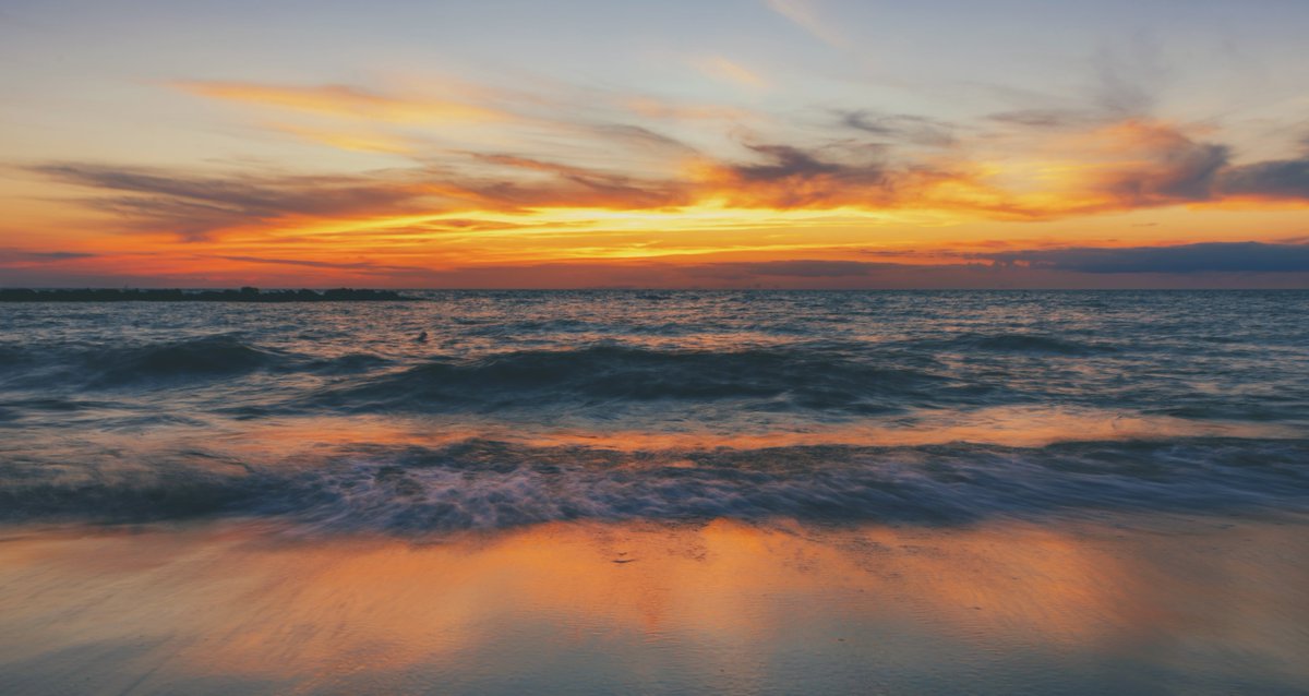 DaveDiCello's tweet image. Beaches aren't really my thing (I prefer the mountains) but since we were in Erie yesterday I couldn't pass up capturing sunset. Drew out the exposure a bit (1/2 second handheld) to get the waves rushing up the beach. If you needed some serenity this morning, this one is for you.
