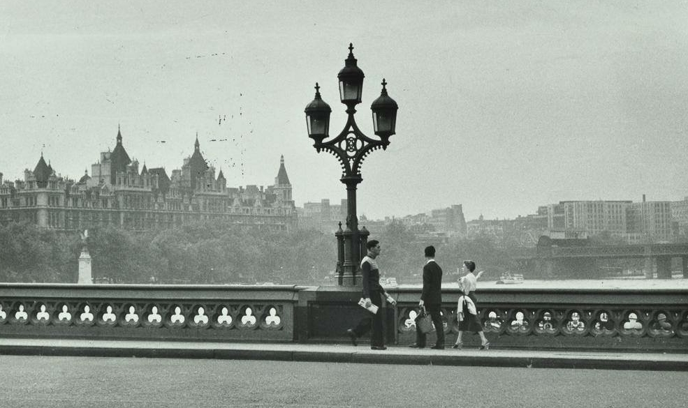 TimeViews's tweet photo. Westminster Bridge, London - 1960s and 2020 #Westminster #London #lamps #CharingX https://t.co/v2E1x90CMu