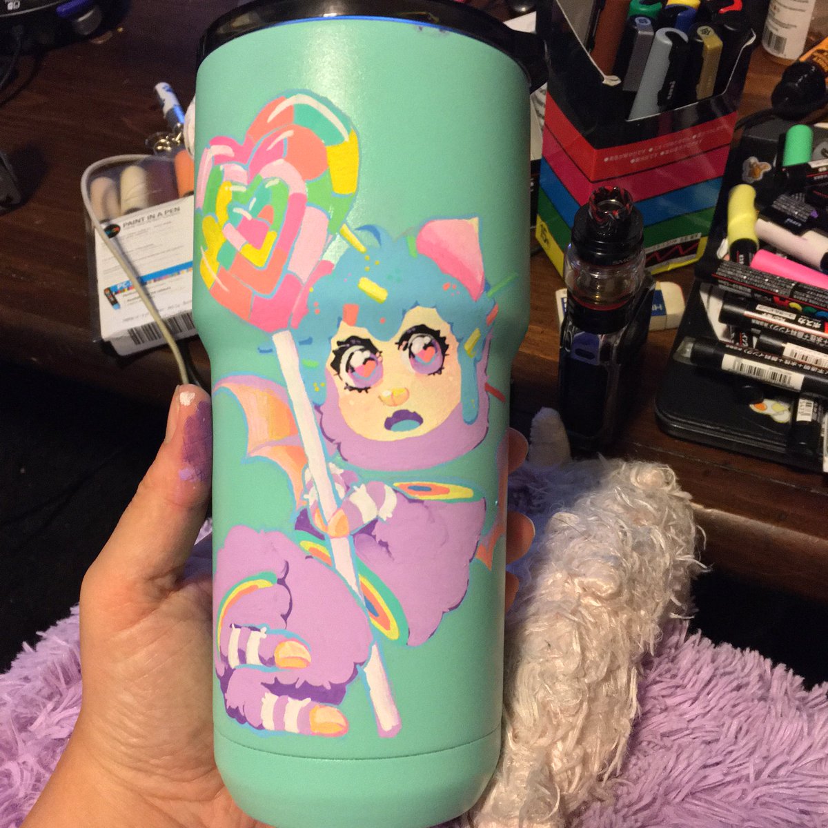 angelobsessed's tweet photo. 🧁I finished a custom Alpaca cup for @vydigitalartst1 . I am glad to use posca pens again🧁
#poscapens #posca #alpaca #sugar #sweets #anime #cupdrawing #markerart #ArtistOnTwitter https://t.co/PxSYvWUyxN