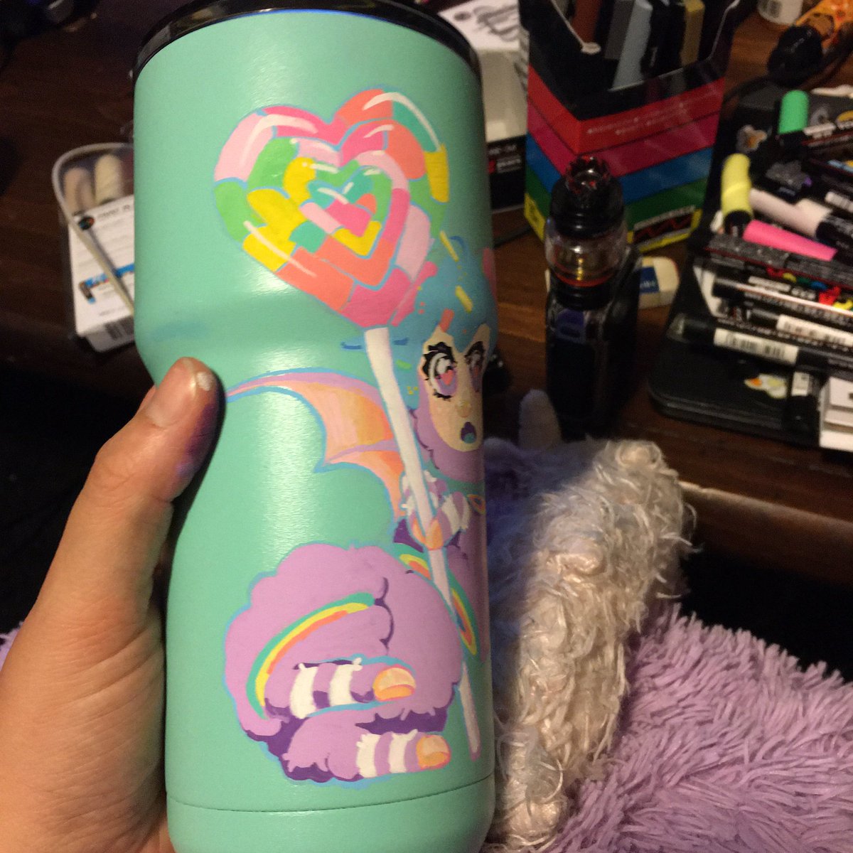 angelobsessed's tweet photo. 🧁I finished a custom Alpaca cup for @vydigitalartst1 . I am glad to use posca pens again🧁
#poscapens #posca #alpaca #sugar #sweets #anime #cupdrawing #markerart #ArtistOnTwitter https://t.co/PxSYvWUyxN