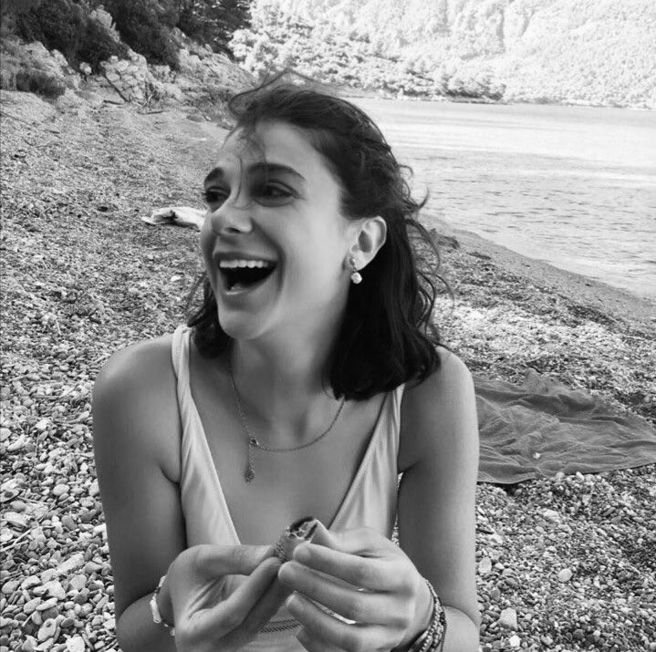 “nasıl da kayıtsız gülüyorsun hayata, öldüğünden haberi yok fotoğraflarının.”
#pinargultekin

pınar biziz. yalnızca isimlerimiz değişiyor. acılarımız, hissettiklerimiz aynı. biz her gün ölüyoruz. bizi her gün öldürüyorlar. ama artık ölmek istemiyoruz. #istanbulsozlesmesiyasatir