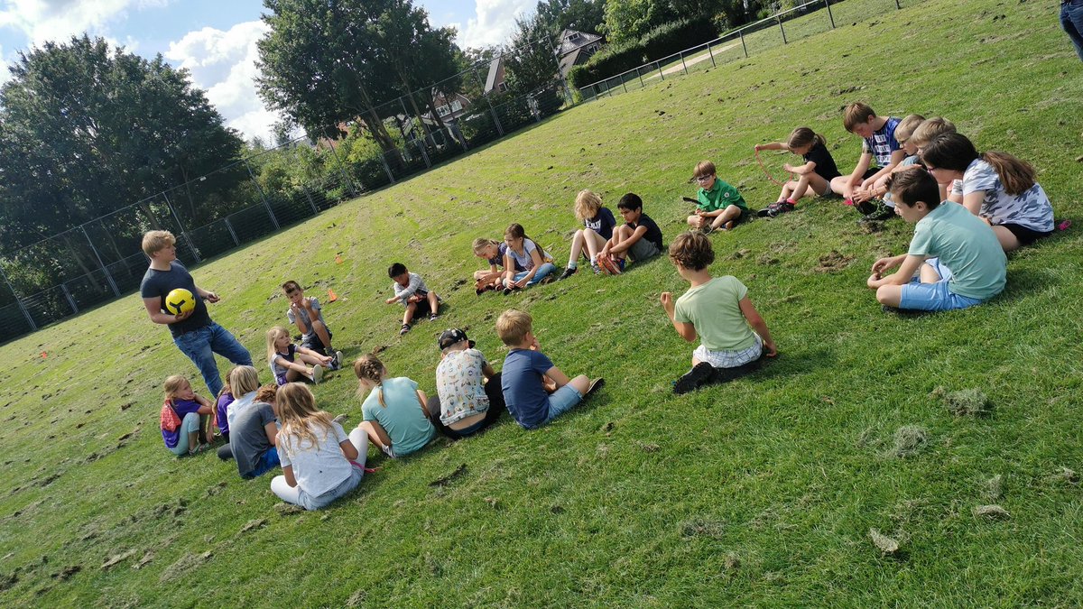 Scowoesta's tweet photo. Voetbal, handbal en hockey tegelijkertijd #sportdag #chaos #ZOEF https://t.co/YmZsKWoN7a