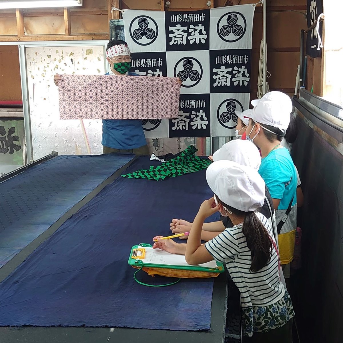 saizome's tweet photo. この柄は何ですか？
児童達「たんじろー」
斎染さん「市松模様です」
この柄はなんですか？
児童達「ねずこー」
斎染さん「麻の葉模様です」
市内小学2年の児童さん達に
日本の伝統柄を説明。
児童「ぜんいつは何柄？」
斎染さん「うろこ柄です」
児童「え、うろこだきさこんじ？」心が通いました(笑) https://t.co/h1dpCcM2Ds