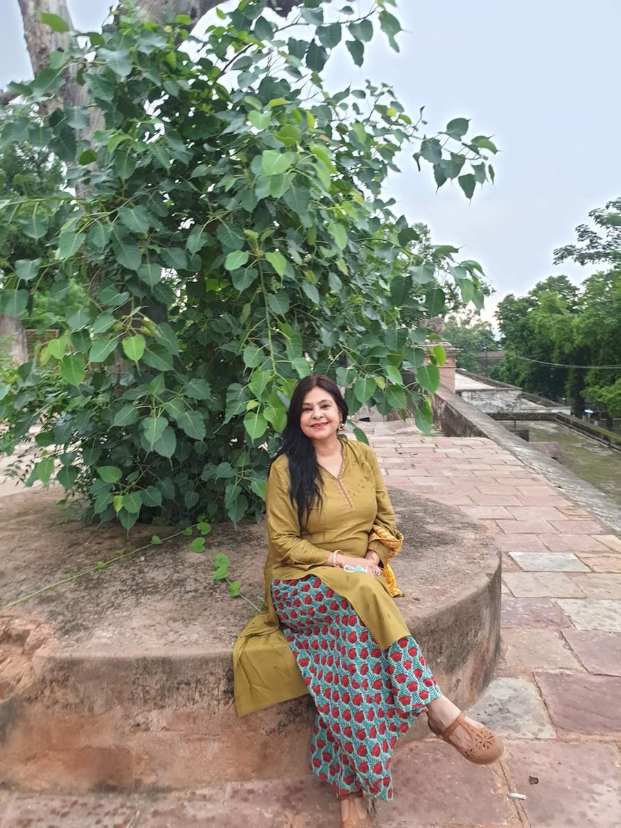 maliniawasthi's tweet photo. बादलों की डार टूटी,
नभ की उर-धार फूटी!
बारिश की छमछमाती बूंदों में भीगते हुए,
यादों की अलमारियों को खोलने का सुरमई मौसम आ गया...
इश्क़ में भीगने का मौसम आ गया।
💚💚 https://t.co/DgMFqj3r4J