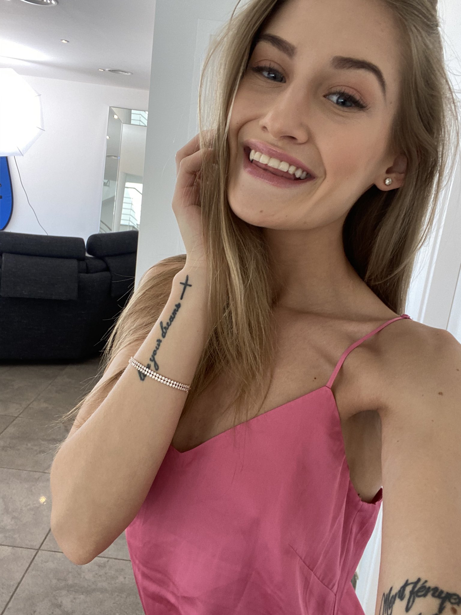 Canela skin casting. Cassie del isla нагнули в коротком платье. Canela skin ножки. тиффани татум 2020. Letsdoeit.