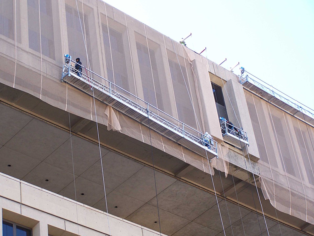 PucudaNetting's tweet photo. A Pucuda-Leading Edge Façade Netting system being installed on The J. Edgar Hoover FBI Building in Washington, D.C.

#ConstructionWorker #ConstructionSafety  #construction #constructionsite #constructionlife #debrisnetting #facadeprotection #safetynetting #madeintheusa #netting https://t.co/gnDCm8WMRi
