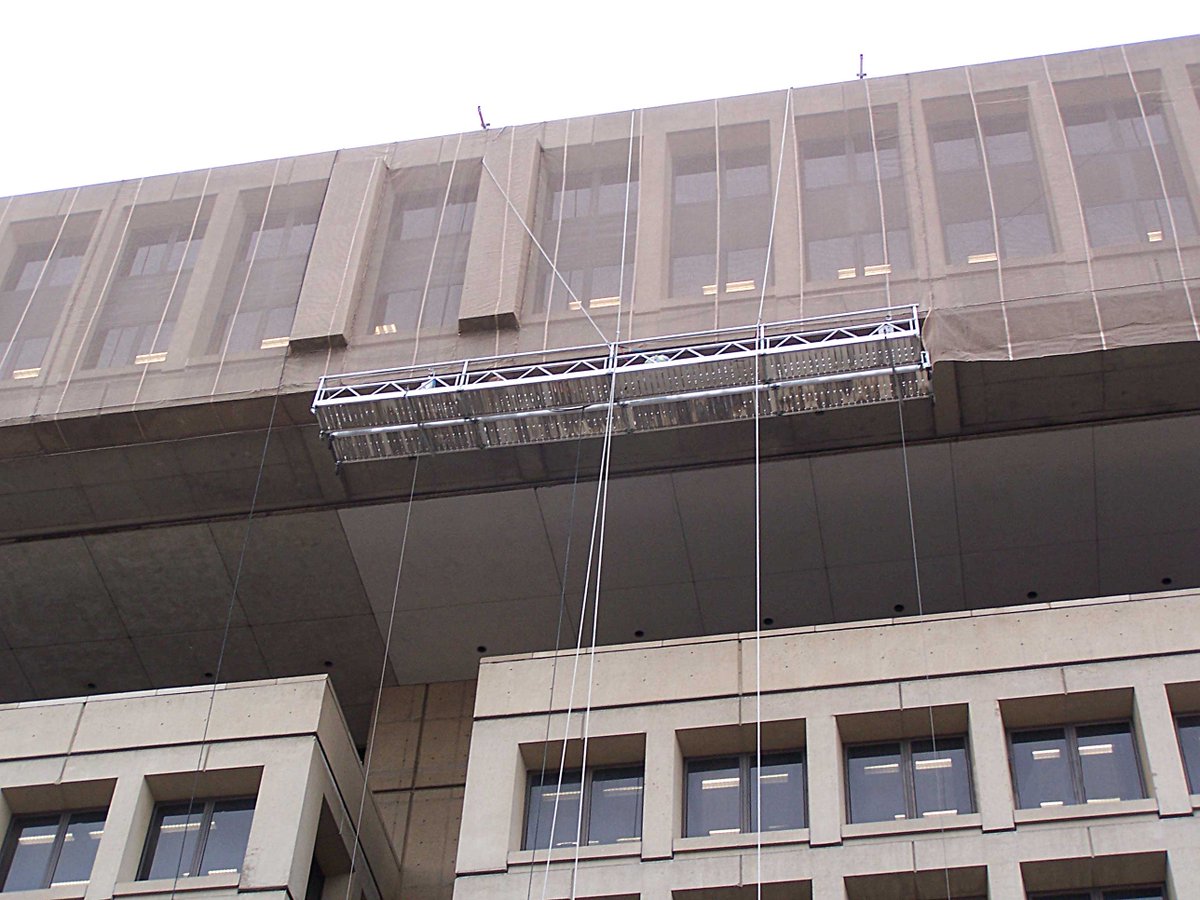 PucudaNetting's tweet photo. A Pucuda-Leading Edge Façade Netting system being installed on The J. Edgar Hoover FBI Building in Washington, D.C.

#ConstructionWorker #ConstructionSafety  #construction #constructionsite #constructionlife #debrisnetting #facadeprotection #safetynetting #madeintheusa #netting https://t.co/gnDCm8WMRi