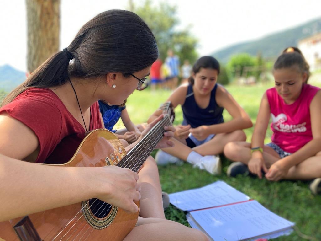 VedrunaGirona's tweet photo. Ahir a les colònies de grans ens ho vam passar pipa: jocs, natura, piscina, descoberta del poble, tint de samarretes, música, gossip box... i molt bon menjar! #intensament #decididament #lleureVedruna #ColòniesVedrunaGrans2020 #VedrunaGirona @VedrunaCat https://t.co/LofN5skNlt
