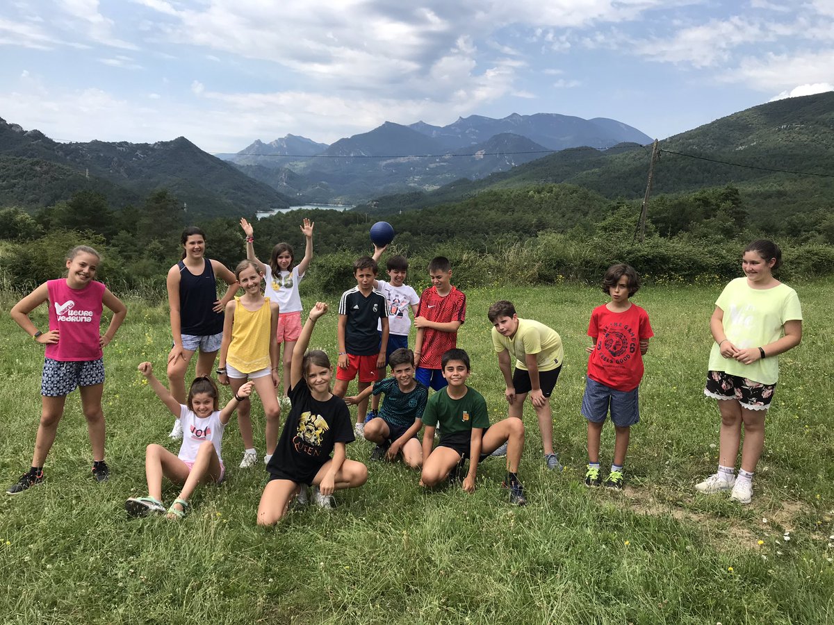 VedrunaGirona's tweet photo. Ahir a les colònies de grans ens ho vam passar pipa: jocs, natura, piscina, descoberta del poble, tint de samarretes, música, gossip box... i molt bon menjar! #intensament #decididament #lleureVedruna #ColòniesVedrunaGrans2020 #VedrunaGirona @VedrunaCat https://t.co/LofN5skNlt