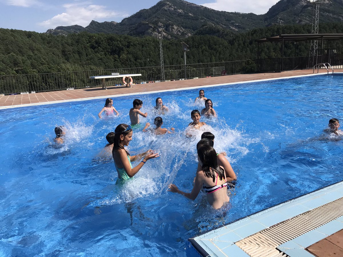 VedrunaGirona's tweet photo. Ahir a les colònies de grans ens ho vam passar pipa: jocs, natura, piscina, descoberta del poble, tint de samarretes, música, gossip box... i molt bon menjar! #intensament #decididament #lleureVedruna #ColòniesVedrunaGrans2020 #VedrunaGirona @VedrunaCat https://t.co/LofN5skNlt