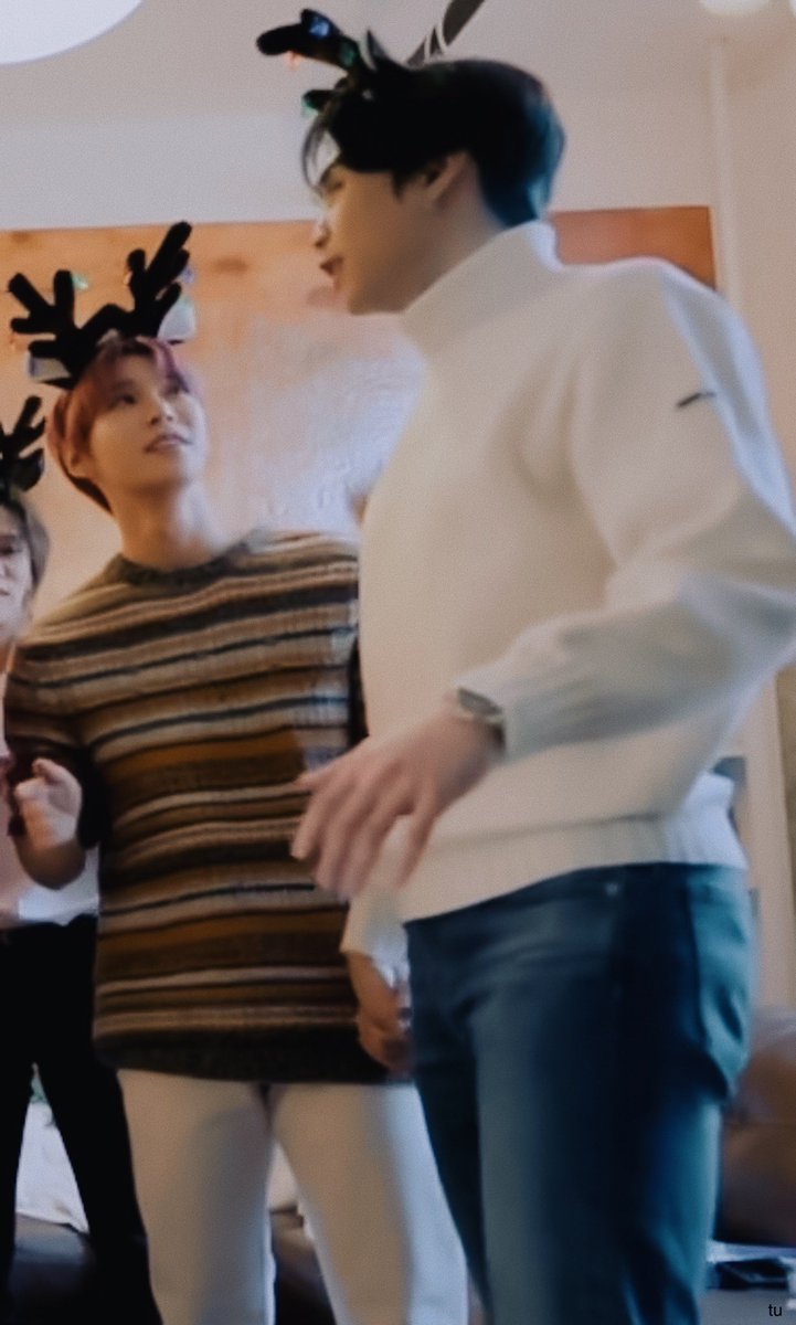 Ahahahahahahahah holding handsshshshshshs