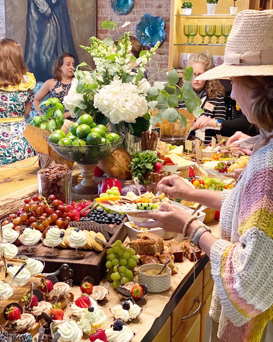 MixesMad's tweet photo. #grazingtable featuring Mad Dash Mixes
Fast, easy, and so much Fun
We used No-Bake #Cheesecakes
Pecan pie muffin mix for #banana bread
BLT dip
“Dill”icious Spinach Dip
Cranberry &amp; Mediterranean pasta salad
Thanks @HEB for fresh fruits, #cheese &amp; #flowers to arrange
#charcuterie https://t.co/ZTBrRpJeYA