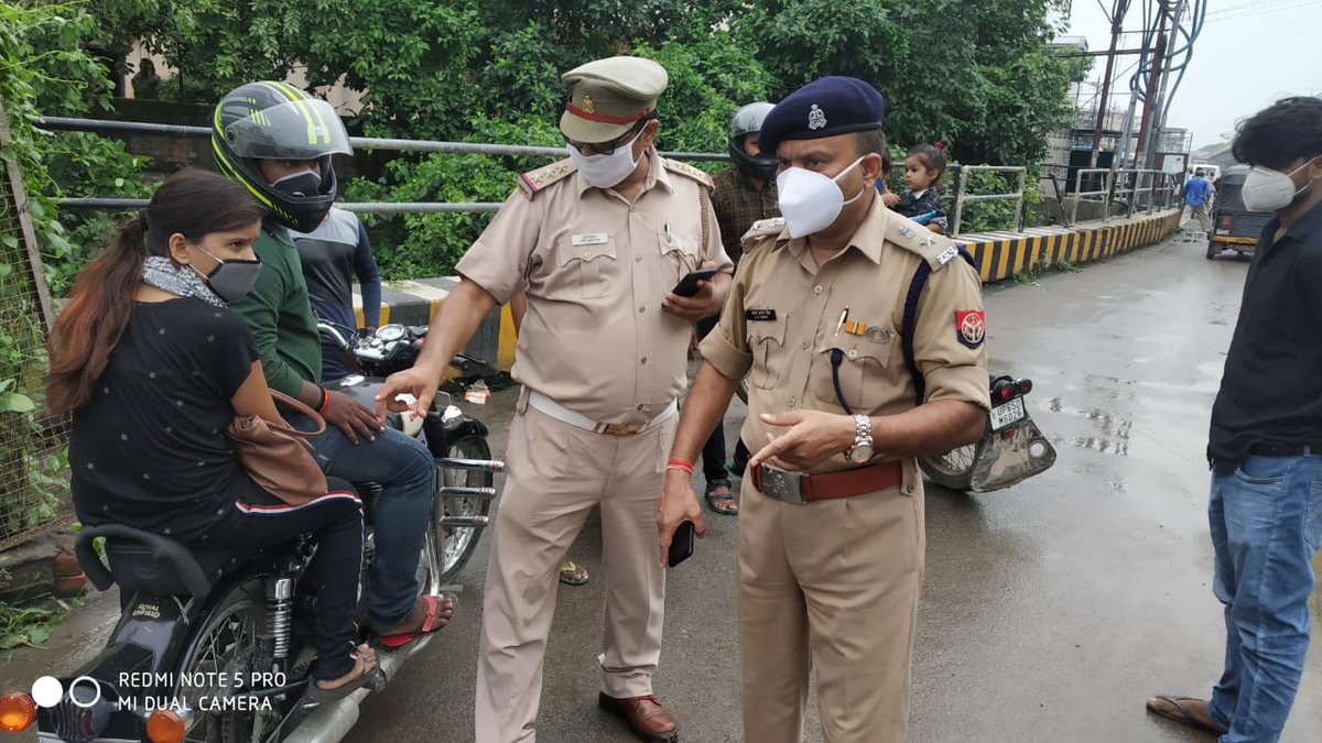 varanasitraffic's tweet photo. यातयात पुलिस वाराणसी द्वारा बुलेट में मानक के विपरित  ऊची आवाज वाले साइलेन्सर यूज करने वाले वाहन चालकों के विरूद्ध की की जा रही कानून कार्यवाही में अबतक कुल 205 वाहन का चालान एवं 66 वाहनों को सीज की कार्यवाही की गयी  पुलिस अधीक्षक यातायात वाराणसी @varanasipolice @Shrawan69909077 https://t.co/iUetI9W45c