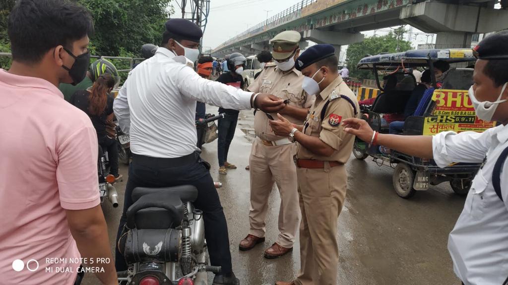 varanasitraffic's tweet photo. यातयात पुलिस वाराणसी द्वारा बुलेट में मानक के विपरित  ऊची आवाज वाले साइलेन्सर यूज करने वाले वाहन चालकों के विरूद्ध की की जा रही कानून कार्यवाही में अबतक कुल 205 वाहन का चालान एवं 66 वाहनों को सीज की कार्यवाही की गयी  पुलिस अधीक्षक यातायात वाराणसी @varanasipolice @Shrawan69909077 https://t.co/iUetI9W45c