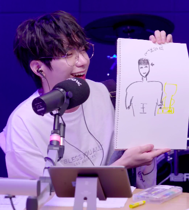 AAAAAA SEUNGSIK FREAKING DREW SEUNGWOO WITH A TROPHY BYEEEE IM CYINR IM SOBBGNNGDGss: *shows drawing*sw: wait what's that?ss: 1st place (trophy)!sw: ah,, thank you ss: in hopes that good things will happen~