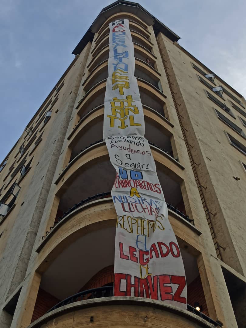 TamyLara's tweet photo. Así amanecio la Residencia estudiantil Livia Gouverneur con estudiantes defendiendo el espacio-proyecto y legado del comandante Chávez ante la amenaza de desalojo para instalar un paso de asintomáticos covid. Consideran q #HayOtrasOpciones #NoAlDesalojoEstudiantil @NicolasMaduro https://t.co/pTFSUABSMP