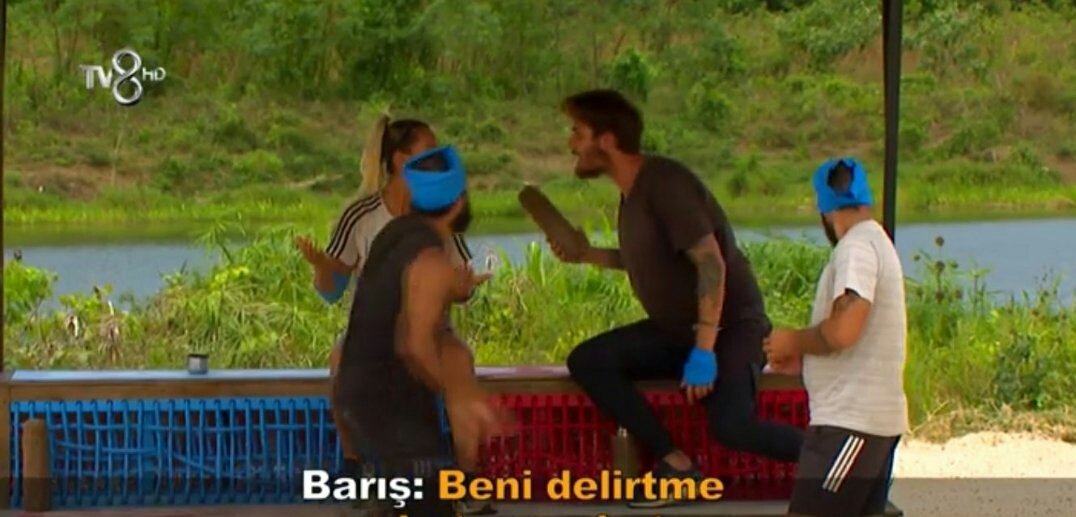 sarezey's tweet photo. Barış : benim yerimde kim olsa o matarayı fırlatırdı
Kadına matara fırlatmaya çalışan ve kim olsa aynısı yapar diyen barış murat yağcının sahte duyarı . 
#pinargultekin #barışmuratyağcı https://t.co/2o4BdvOHOy