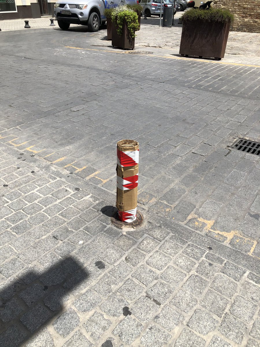 MesiasRedentor's tweet photo. @Ayto_Sevilla @BarriodeSanMar1 @CEnladrillada A qué no me haces un marmolillo “homologado” con un cartón? Que no ? Sujétame la Cruzcampo que voy ........ https://t.co/pdXwr7xIzZ